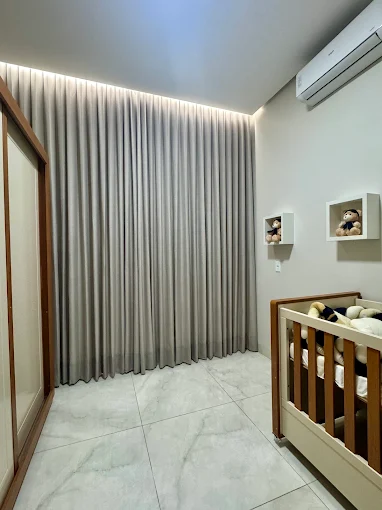 Quarto com cortinas